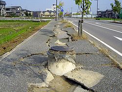 http://upload.wikimedia.org/wikipedia/commons/thumb/1/1e/Chuetsu_earthquake-earthquake_liquefaction1.jpg/250px-Chuetsu_earthquake-earthquake_liquefaction1.jpg