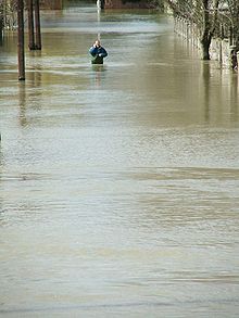 http://upload.wikimedia.org/wikipedia/commons/thumb/e/e2/Esztergom-flood.JPG/220px-Esztergom-flood.JPG