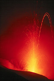 http://upload.wikimedia.org/wikipedia/commons/thumb/9/93/Stromboli_Eruption.jpg/180px-Stromboli_Eruption.jpg